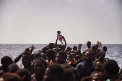 Migrantes llegan a 12 millas náuticas de la costa de Libia, el 4 de octubre / Foto: Aris Messinis (AFP)