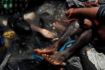 Cuerpos de personas provenientes de Libia que perdieron la vida a bordo de un bote en el Mediterráneo, el 5 de octubre. / Foto Aris Messinis (AFP) 